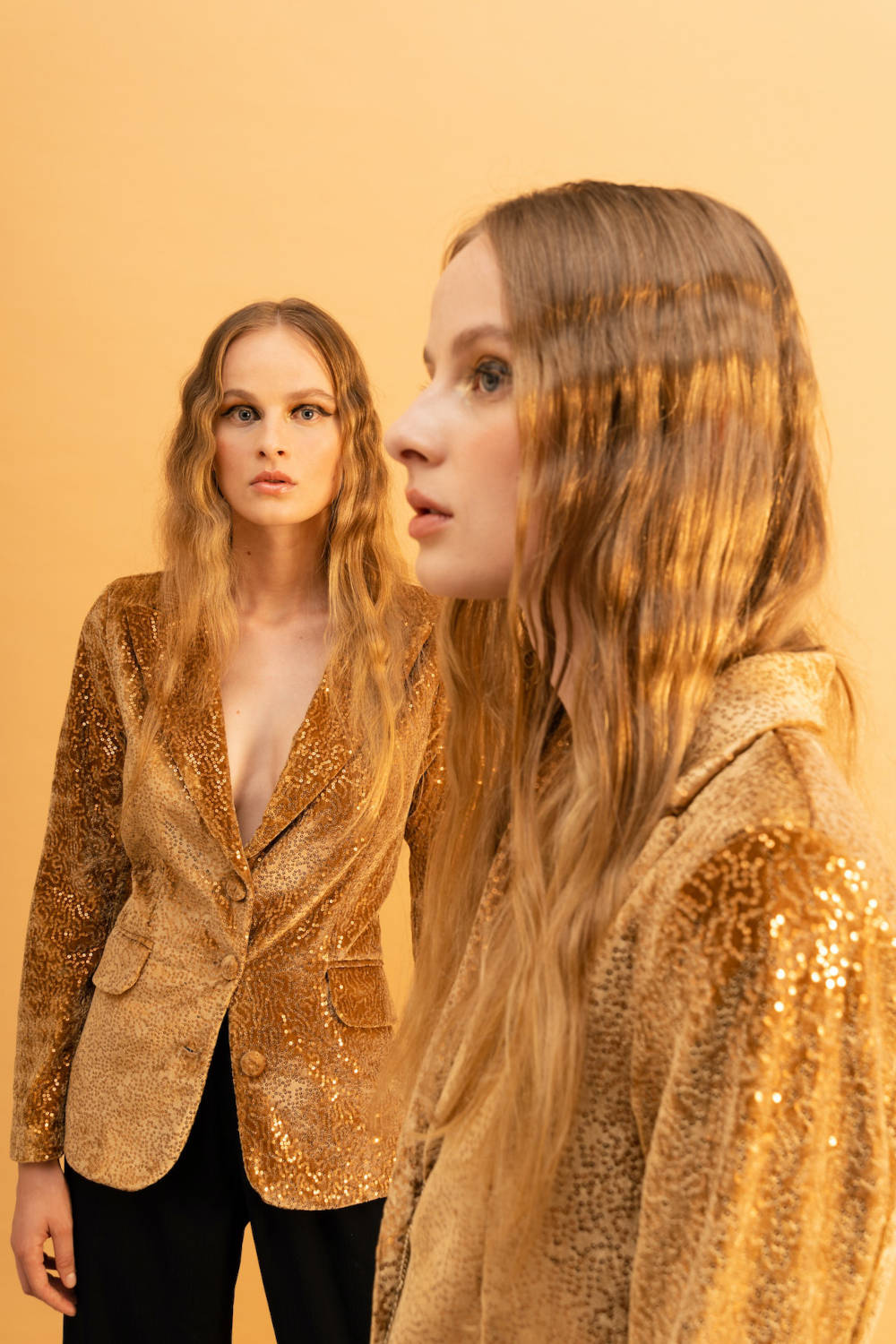 Deux femmes posant en smoking doré